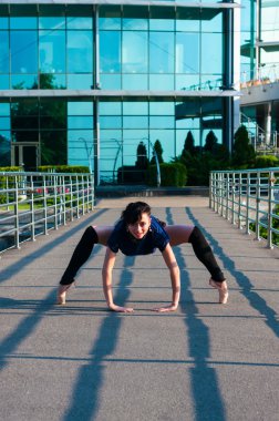 Rahat kıyafetler tiptoes ve elleri üzerinde duran dans balerin. Akrobasi, bale, dans. Açık