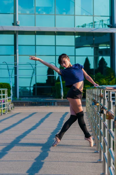 Bailarina dançando em roupas casuais em pé sobre os dedos do pé. Acrobática, ballet, dança. Ao ar livre — Fotografia de Stock