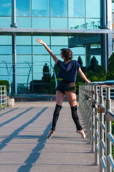 Ballerina dancing in casual clothes standing on tiptoes. Acrobatics, ballet, dance. Outdoor — Stock Photo, Image