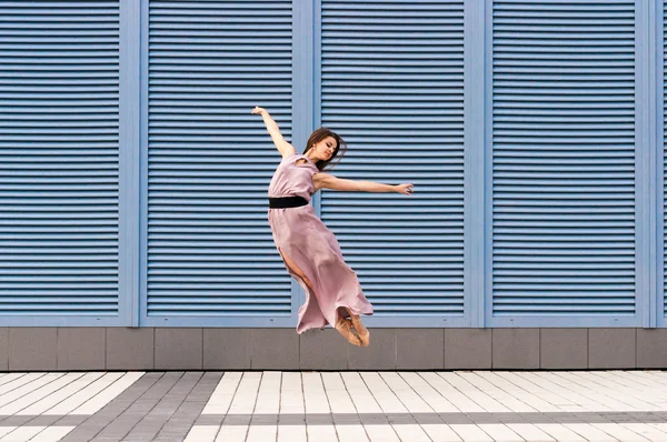 Ballerine dansant en vêtements décontractés sautant sur les pointes. Acrobaties, ballet, danse. Extérieur — Photo