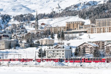 Kışın dağ Kayak Merkezi. St. Moritz adlı tren istasyonu.