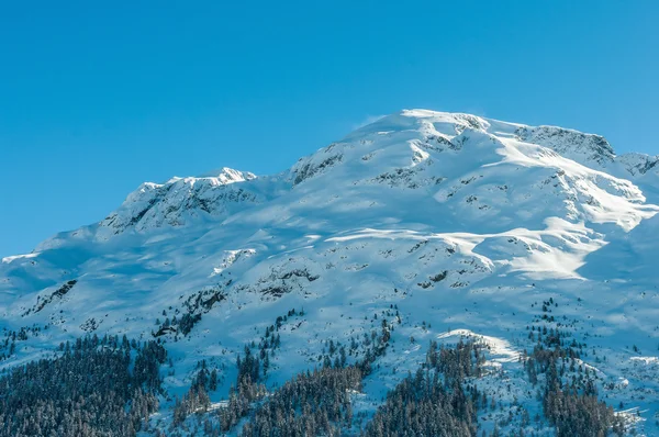 Alpské horské krajiny Alp ve Svatém Mořici. Krásné zimní pohled na slunečný den. — Stock fotografie