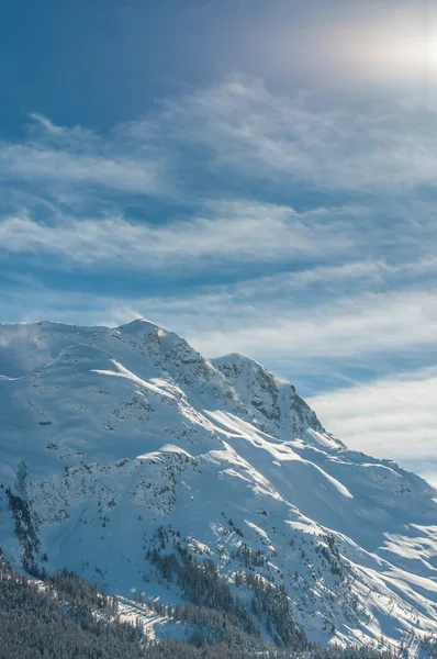 Alpejskie Alpy góra krajobraz w St Moritz. Piękne zimowe widok na słoneczny dzień. — Zdjęcie stockowe