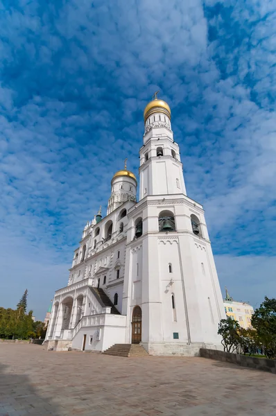 Колокольня Ивана Великого и Успенская колокольня в Московском Кремле над голубым небом, Красная площадь — стоковое фото