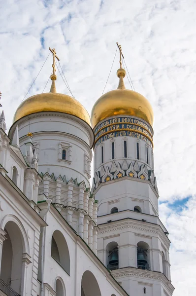 Ivan Moskova Kremlin içinde büyük çan kulesi ve varsayım belfry mavi gökyüzü, kırmızı kare üzerinde — Stok fotoğraf