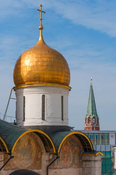 Russland. Moskau. Mariä-Himmelfahrt-Kathedrale der Kreml-orthodoxen Kirche, patriarchalischer Platz. — Stockfoto