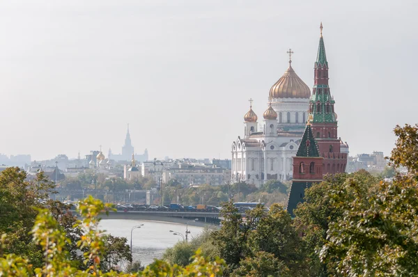 A Catedral de Cristo Salvador e ponte Patriarcal, Moscou, Rússia — Fotografia de Stock