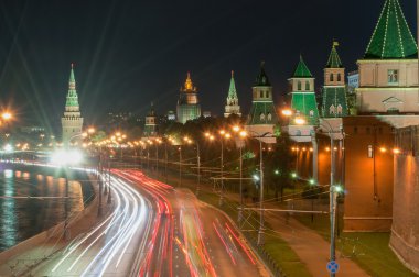 Rusya. Akşam Moskova'da. Kremlin ve ışıklar tarafından aydınlatılmış köprü gece görünümü.