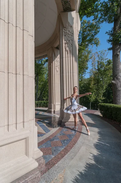 Beautiful young ballerina dancing, standing in pointe position. Outdoors, spring — Stock Photo, Image