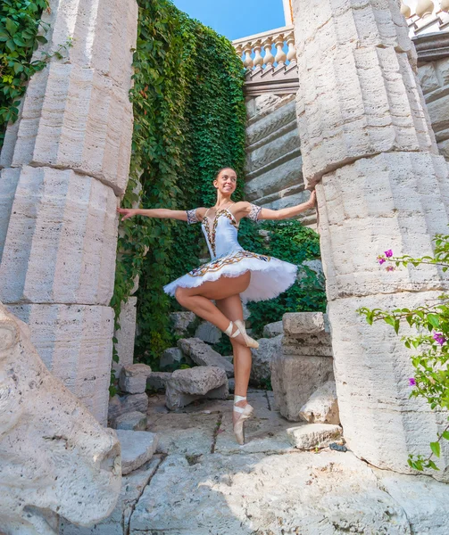 Sexy dancer stands on tiptoes, ballet pirouette. Outdoors, spring — Stock Photo, Image