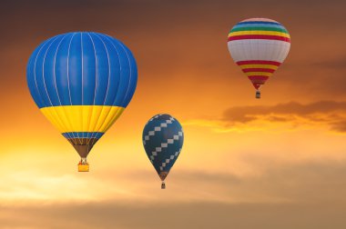 Uçuş günbatımı gökyüzü arka plan üzerinde birkaç sıcak hava balonu. Renkli Balon Festivali. Açık, renkli