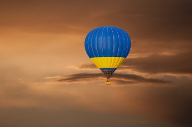 Sarı mavi sıcak hava balon uçuş günbatımı gökyüzü arka plan üzerinde. Renkli Balon Festivali. Açık, renkli