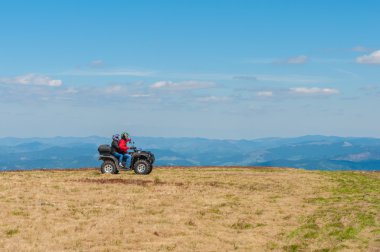 Dört dağ bisikleti. Donanımlı Atv sürücü ve yolcu. Manzara, Bahar
