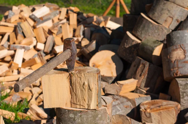 Bijl in hakblok en brandhout. AX stapel van gehakte brandhout — Stockfoto