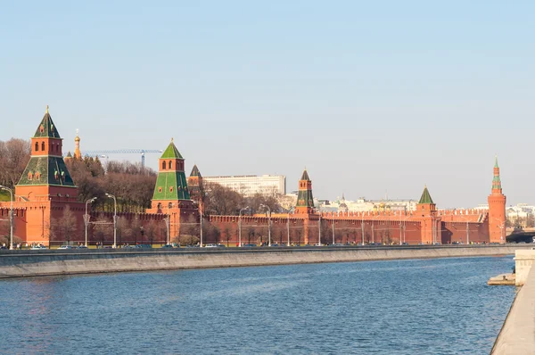 Het Kremlin van Moskou en Moskou-rivier. Embankment, heldere april dag. — Stockfoto