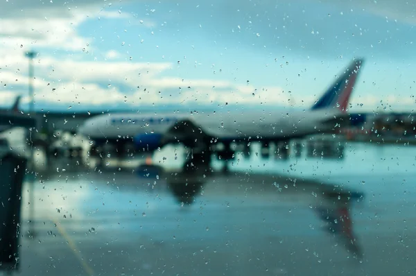 Avião no aeroporto. Tempo mau, furacão. Atrasos nos voos, colapso dos transportes — Fotografia de Stock