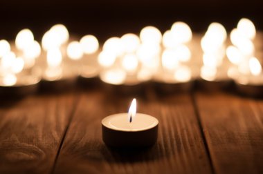 Bir mum ve eski ahşap arka plan bulanık mum