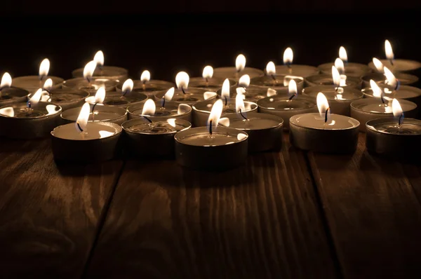 Velas sobre fondo de madera viejo —  Fotos de Stock