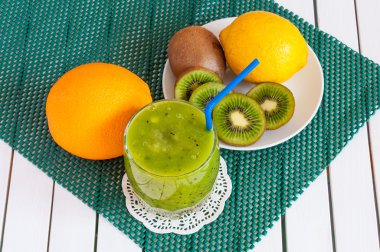 Taze meyve suları uzun bardak liquidised kivi ve turuncu yapılmış hizmet lezzetli dizisi, limon sağlıklı yaz için zengin vitamin davranır.