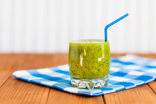 Jugo de kiwi fresco casero saludable en vidrio sobre fondo de madera . —  Fotos de Stock