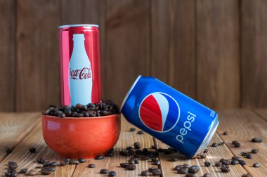 Kiev, Ukrayna, Nisan 2015. Coca-Cola kahve ayakta tablo ve düşmüş Pepsi cola, koyu ahşap arka plan boş alan içeren bir kâse içinde olabilir. Pazarlama Warfare iki şirketler. Sağlıksız içecekler