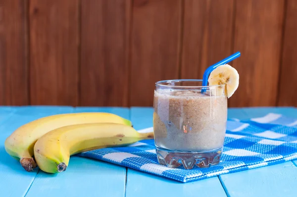 Batido batido de chocolate en vidrio sobre fondo de madera claro . —  Fotos de Stock