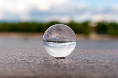 cam Nehri arka plan ve tahıl yüzey şeffaf topun. su