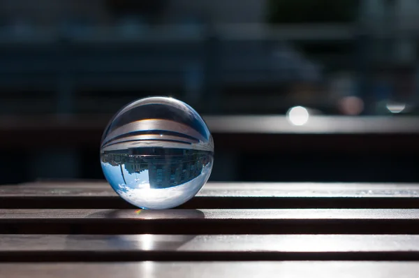 Cam ahşap çıta arka plan şeffaf topa. Boş alanı ile