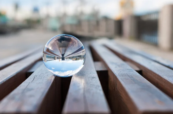 Bola transparente de vidrio sobre fondo de listones de madera. Con espacio vacío — Foto de Stock