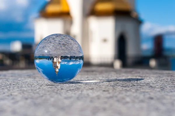 教会背景と粒子の粗い表面にガラスの透明なボール。空のスペースで — ストック写真