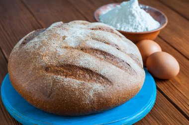 Pişirme kek içinde kırsal kitchen - hamur tarifi Malzemeler yumurta, un ve ekmek yukarıdan vintage ahşap masa üzerinde. Rustik arka plan.