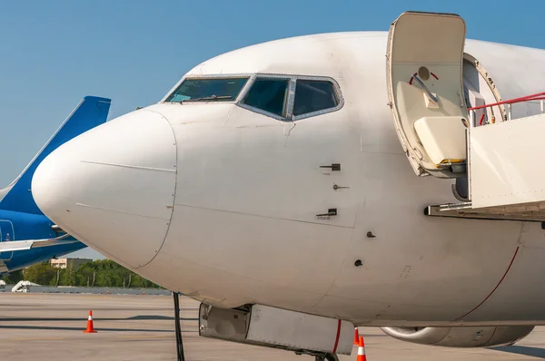 Närbild på flygplan på flygplatsen — Stockfoto