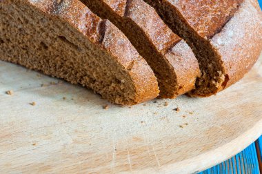 Geleneksel ekmek close-up. Üstten Görünüm. Serbest metin alanı olan rustik arka plan.