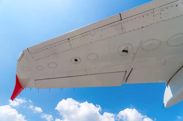 Asa de avião branco em um fundo azul céu. Viagem papel de parede, verão — Fotografia de Stock