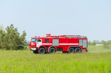 Boryspil, Ukrayna - 20 Mayıs 2015: Boryspil Uluslararası Havaalanı'nda yangın söndürme ve mayın kurbanı yardımı için alarma kırmızı itfaiye aracı Kamaz binmek, Kiev, Ukrayna. 