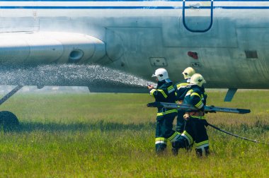 Boryspil, Ukrayna - 20 Mayıs 2015: İtfaiyeciler Boryspil Uluslararası Havaalanı'nda bir uçak yangını için tren, Kiev, Ukrayna. 