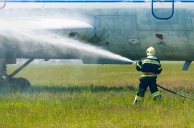 Boryspil, Ukrayna - 20 Mayıs 2015: İtfaiyeciler Boryspil Uluslararası Havaalanı'nda bir uçak yangını için tren, Kiev, Ukrayna. 