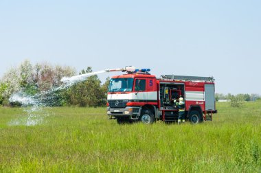 Boryspil, Ukrayna - 20 Mayıs 2015: Boryspil Uluslararası Havaalanı'nda bir eğitim etkinliği sırasında tazyikli su kullanarak İtfaiye Mercedes İtfaiye, Kiev, Ukrayna. 
