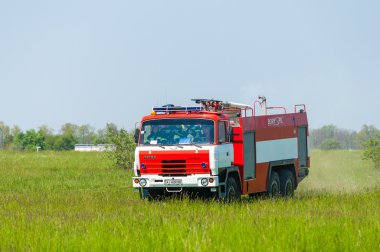 Boryspil, Ukrayna - 20 Mayıs 2015: Boryspil Uluslararası Havaalanı'nda yangın söndürme ve mayın kurbanı yardımı için alarm alarmı için itfaiye tatra binmek, Kiev, Ukrayna. 