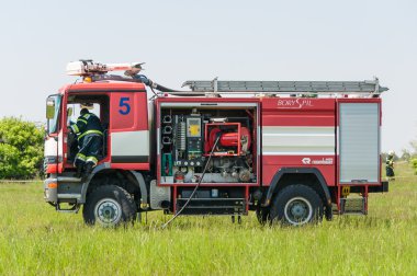 Boryspil, Ukrayna - 20 Mayıs 2015: Boryspil Uluslararası Havaalanı'nda kırmızı itfaiye aracı Mercedes Benz binmek yangın söndürme ve mayın kurbanı yardım, Kiev, Ukrayna. 