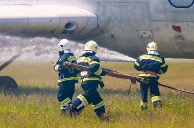 Boryspil, Ukrayna - 20 Mayıs 2015: İtfaiyeciler Boryspil Uluslararası Havaalanı'nda bir uçak yangını için tren, Kiev, Ukrayna. 