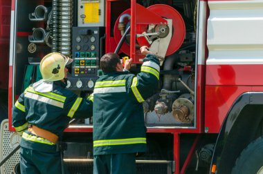 Boryspil, Ukrayna - 20 Mayıs 2015: İtfaiyeci Boryspil Uluslararası Havaalanı'nda yangın söndürüldü sonra Kırmızı hortum kaldırdı, Kiev, Ukrayna. 