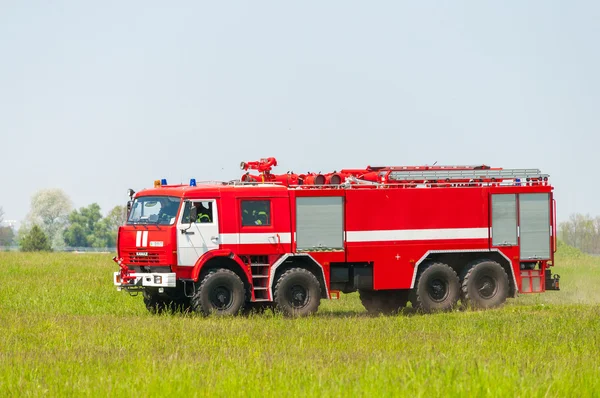 BORYSPIL, UCRANIA - 20 de mayo de 2015: Camión de bomberos rojo Kamaz en la alarma por instrucciones para la supresión de incendios y asistencia a víctimas de minas en el Aeropuerto Internacional de Boryspil, Kiev, Ucrania . — Foto de Stock