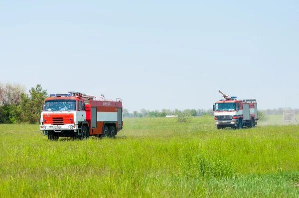 BORYSPIL, UCRAINA - 20 MAGGIO 2015: Vigili del fuoco sul camion dei pompieri Tatra e Mercedes guidano in allarme per istruzioni per la soppressione degli incendi e l'assistenza alle vittime delle mine all'aeroporto internazionale Boryspil, Kiev — Foto Stock