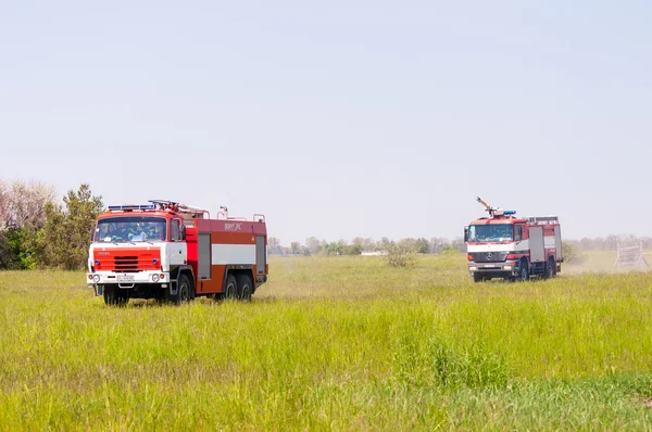 BORYSPIL, UCRANIA - 20 DE MAYO DE 2015: Brigada de bomberos en camión de bomberos Tatra y Mercedes montan en alarma para instrucciones de supresión de incendios y asistencia a víctimas de minas en el Aeropuerto Internacional de Boryspil, Kiev —  Fotos de Stock