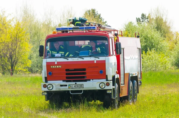 BORYSPIL, UCRANIA - 20 DE MAYO DE 2015: Camión de bomberos rojo Tatra en servicio de extinción de incendios y asistencia a víctimas de minas en el Aeropuerto Internacional de Boryspil, Kiev, Ucrania . — Foto de Stock