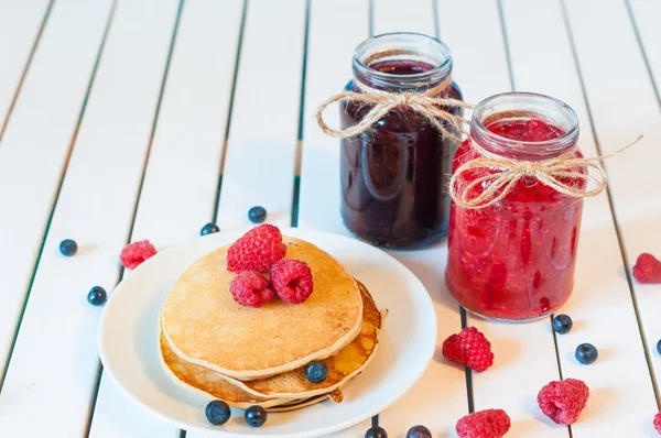 Breakfast food. Pancakes with jam and raspberries. — Stock Photo, Image