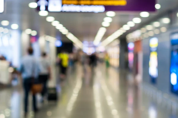 Photo floue des passagers à l'aéroport. Terminal aéroportuaire très lumineux — Photo