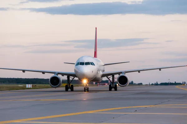Perspective view of jet airliner at taxiway. Evening scene with travel background — Φωτογραφία Αρχείου