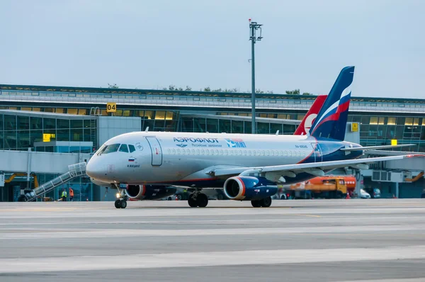 KIEV, UKRAINE - JULY 10, 2015: Aeroflots  SSJ 195-b taxis to teminal at KBP Airport on January 12, 2014. Aeroflot is flag carrier and largest airline of the Russian Federation. — Stock Fotó